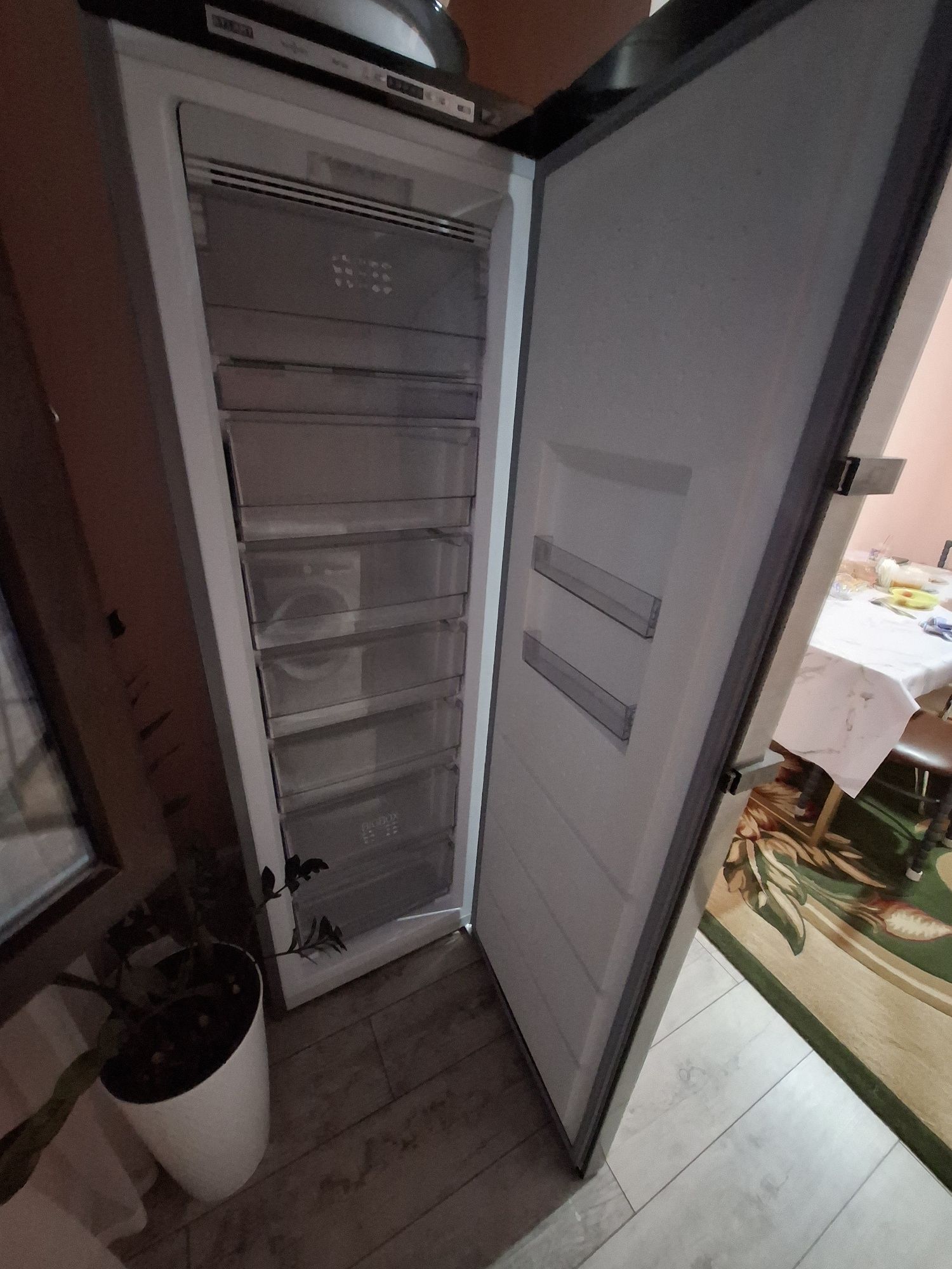 Продаётся Морозильник вертикальный