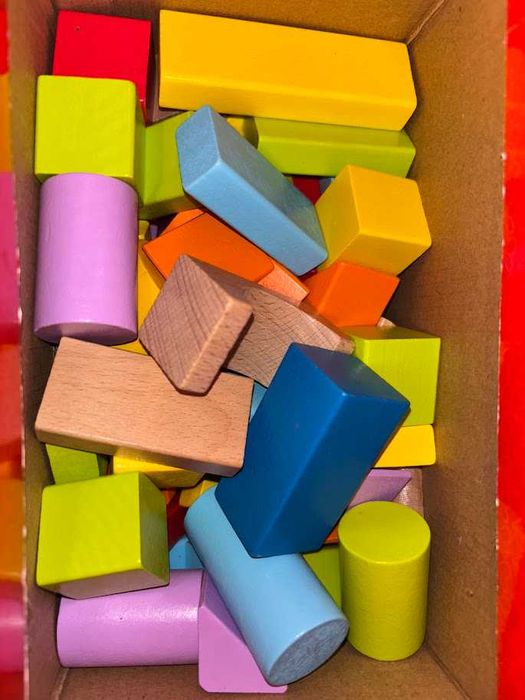 Играчки за най-малките: Hape кубчета, дървена низанка, сортер яйца