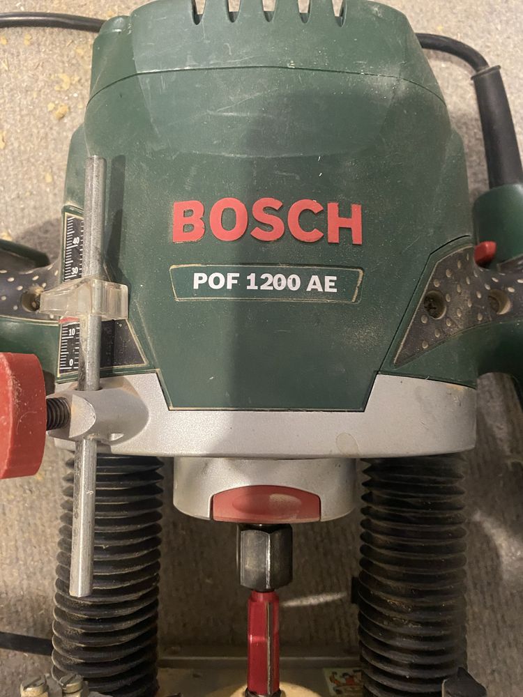 Оберфреза Bosch POF1200AE