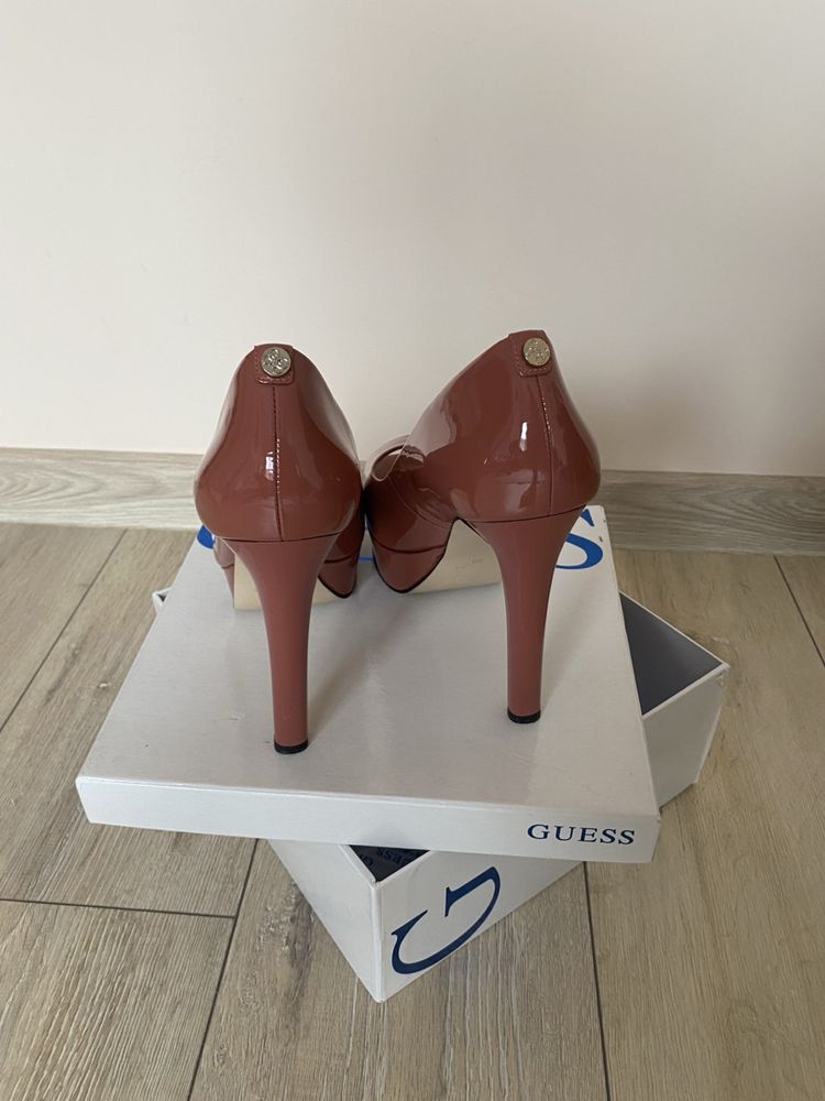 Guess елегантни обувки на ток