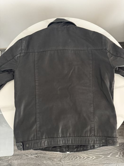 Geaca de piele cu sarma in guler si buzunare