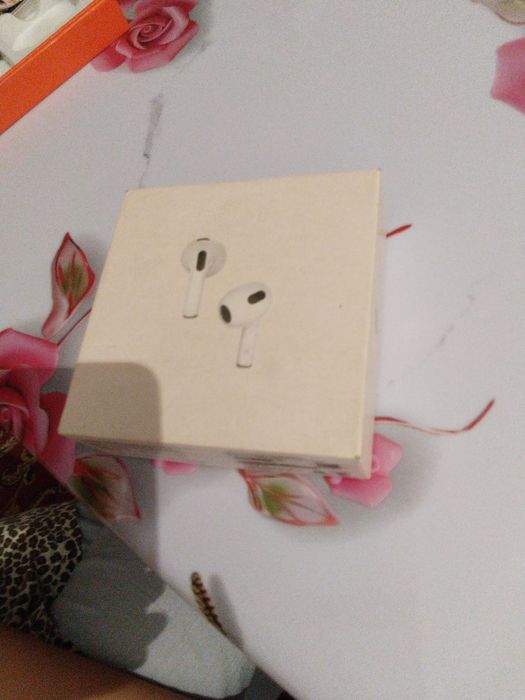 AirPods Apple наушник