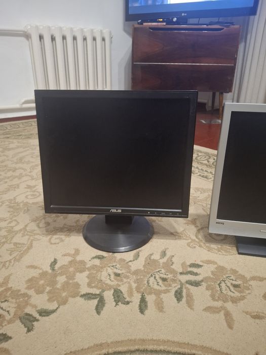 Пролам срочно 2 монитора абсолютно рабочие