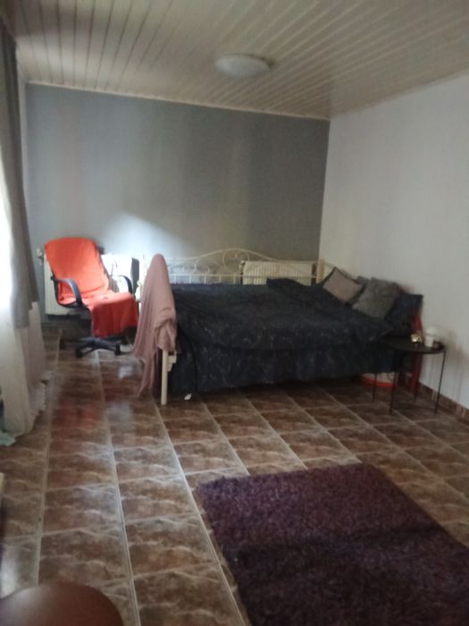 Închiriez garsonieră la curte