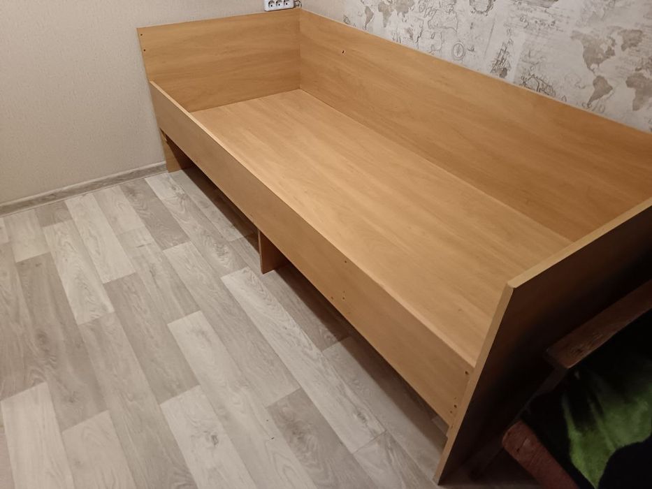 Кровать с матрасом 90 × 200. Продаём за 30 000