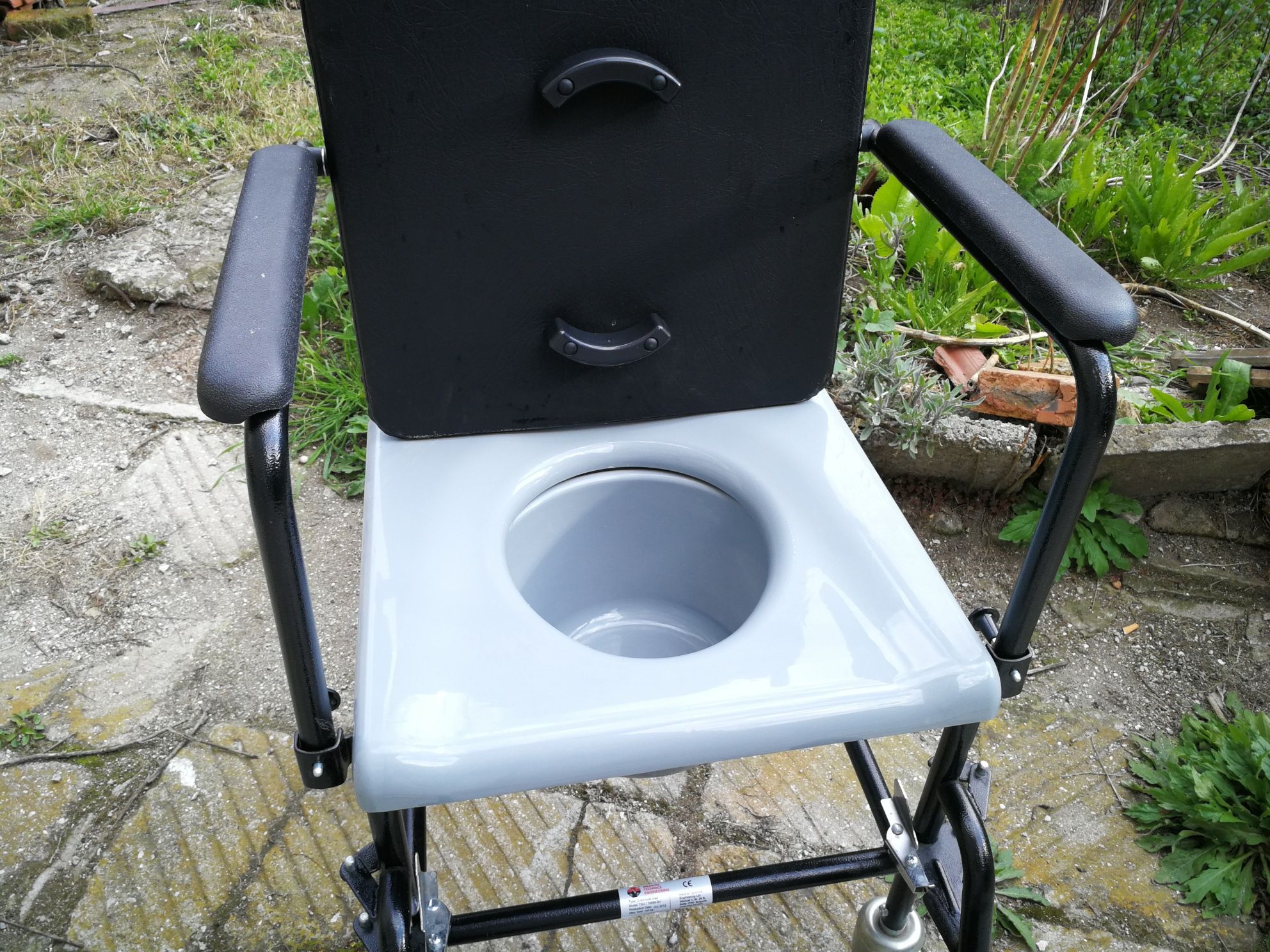 Комбиниран тоалетен стол със сгъваеми подложки за крака