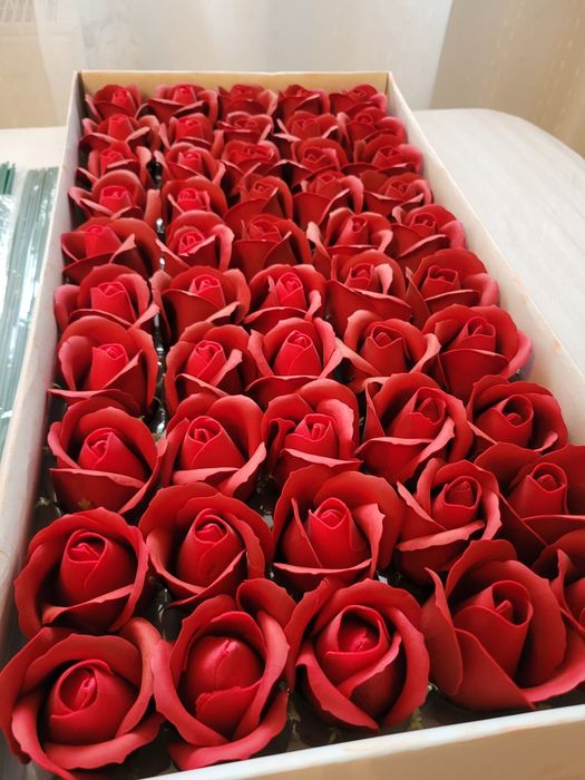 Vând trandafiri din spumă