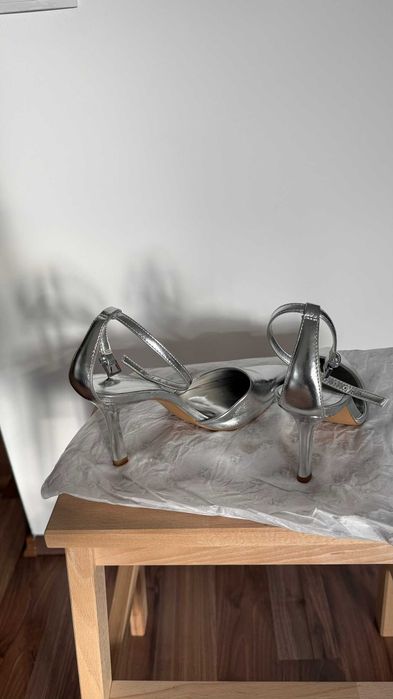 Pantofi cu toc Stradivarius marime 36 stare excelenta !