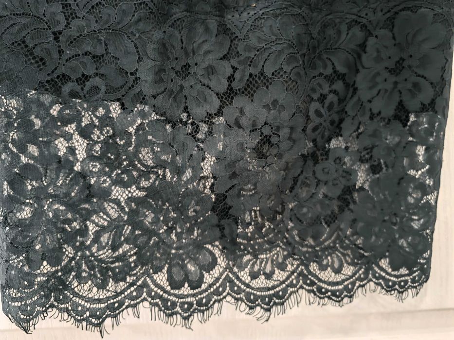 Елегантна рокля по тялото с дантела