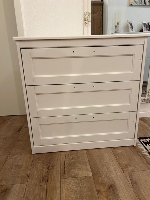 Vand comoda  in stare foarte buna