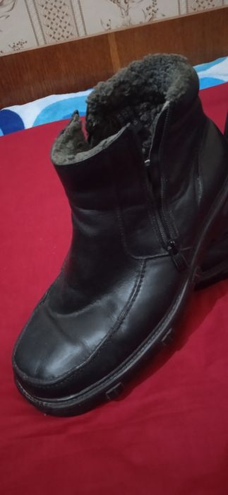 Сапожки мужские тёплые с двумя замочками по бокам 
Тарелки фарфоровы