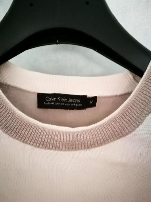 Продава се кашмирен пуловер Calvin Klein