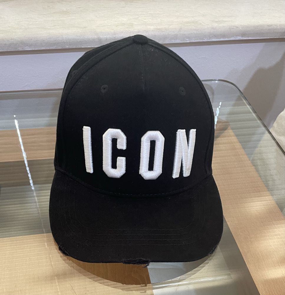 Черна шапка с козирка Dsquared Icon