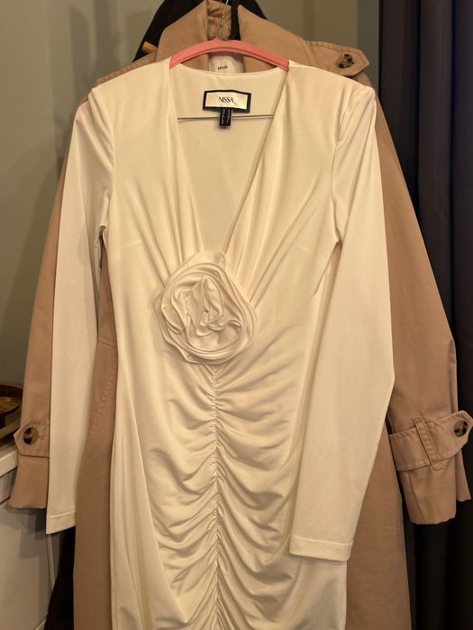 Rochie Nissa - albã, elasticã, cu trenã - mãsura 36