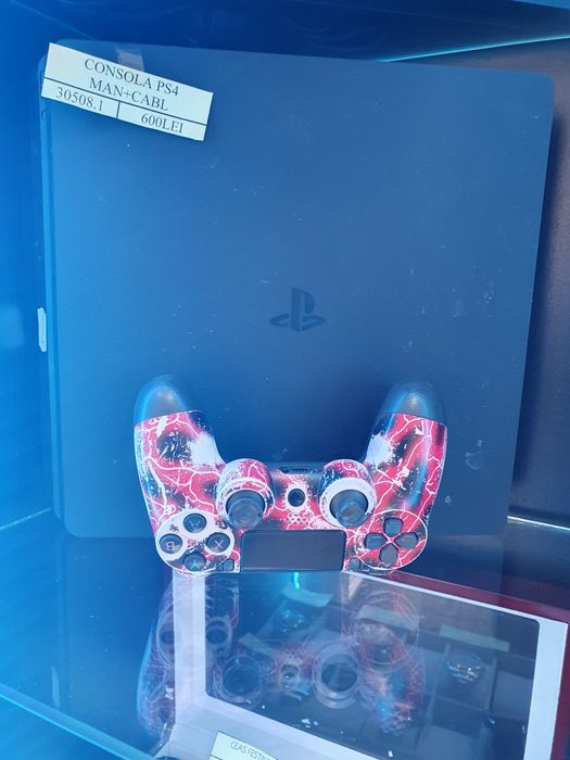 Consola ps4+maneta (cdc)