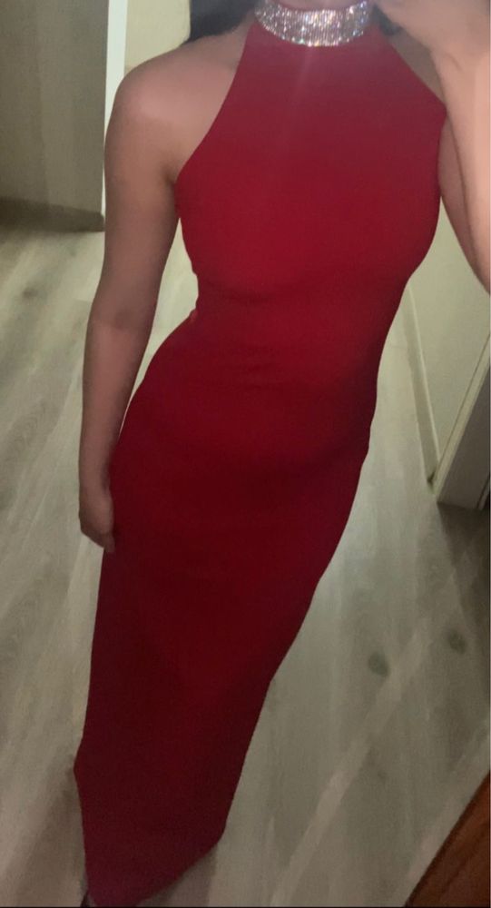 Платье в красном цвете