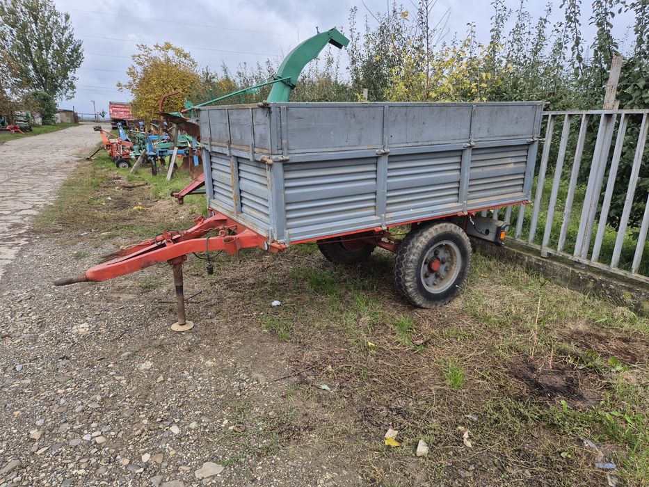 Remorcă pentru agricultura pe o axă.