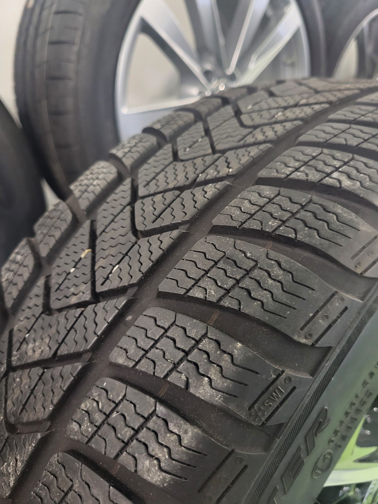 4 бр зимни  225/45/18 Pirelli