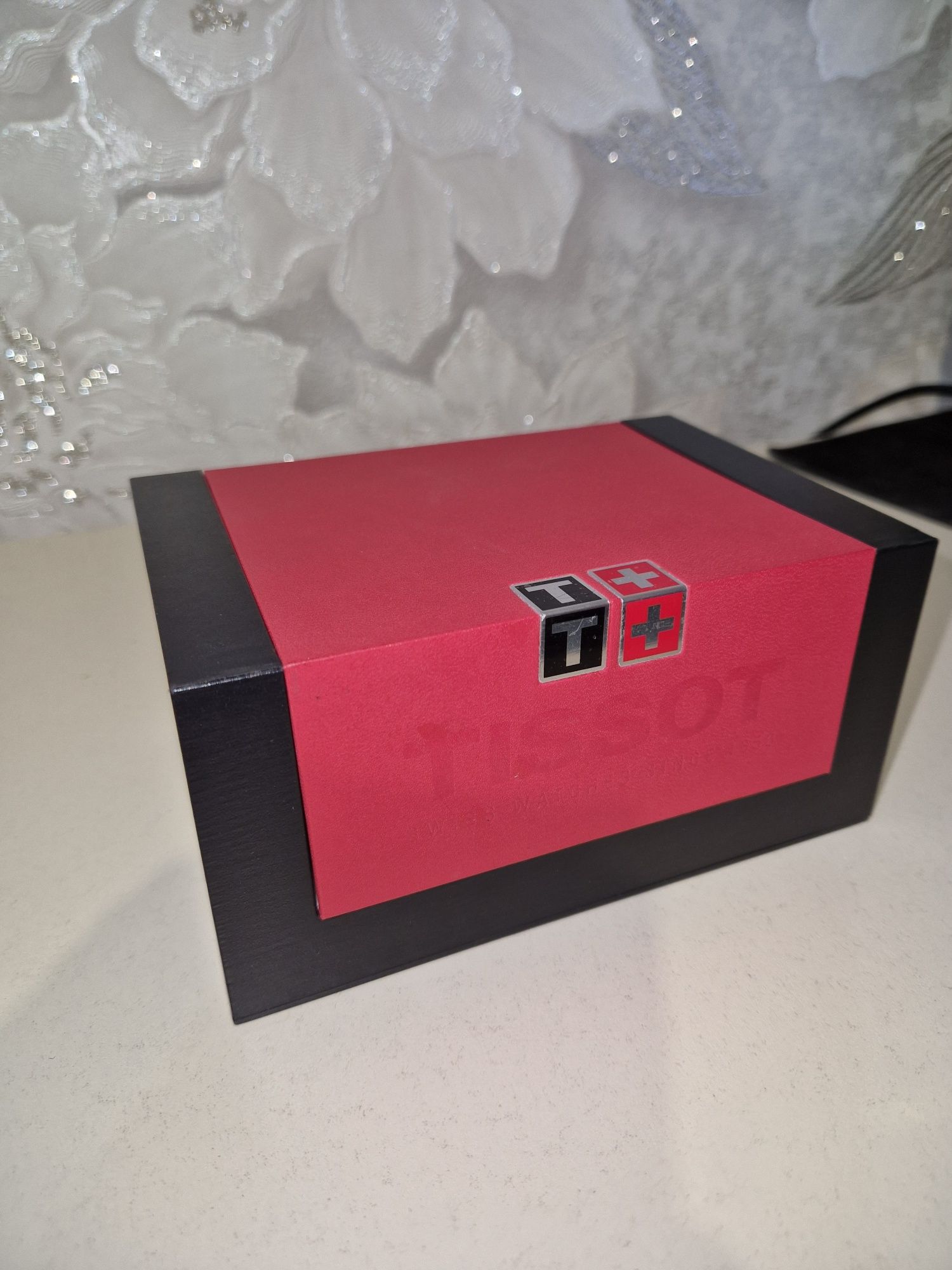Продается швейцарская коробка от часов Tissot неплохого состояния