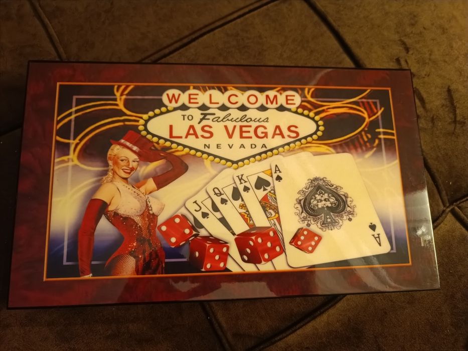 Луксозна кутия с 300 на брой покер, както и допълнителни 300 чипа.