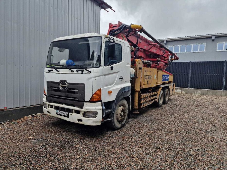 Автобетононасос (слон) HINO 42 метра. 2014.