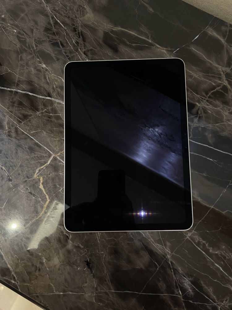 Практически новый  Ipad m3 2025года память -256 ГБ