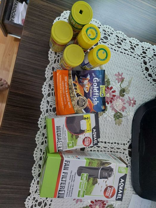 Vand acvariu cu pesti
