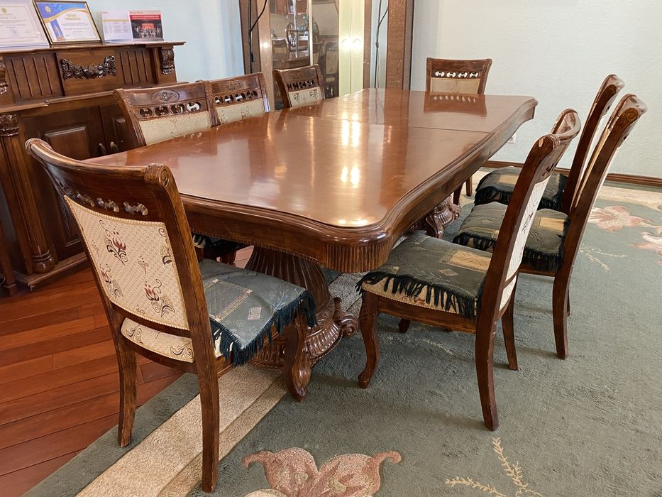Мебель для гостиной: роскошный раздвижной стол, 8 стульев, сервант