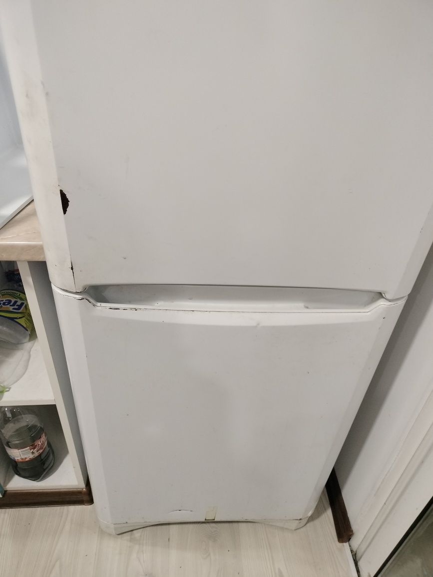 Продавам хладилник с фризер перфектно работещ.