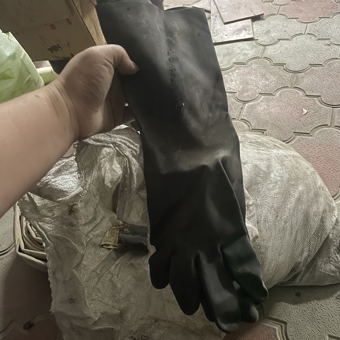 Рабочие резиновые перчатки