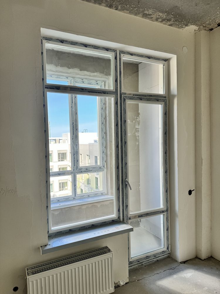 Пластиковые дверь и окно со стеклопакетом для лоджии