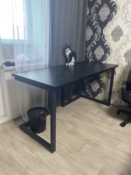 Стол компьютерный.