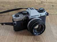 Aparat foto SLR vintage pe film Olympus OM10, obiectiv 50mm f1.8