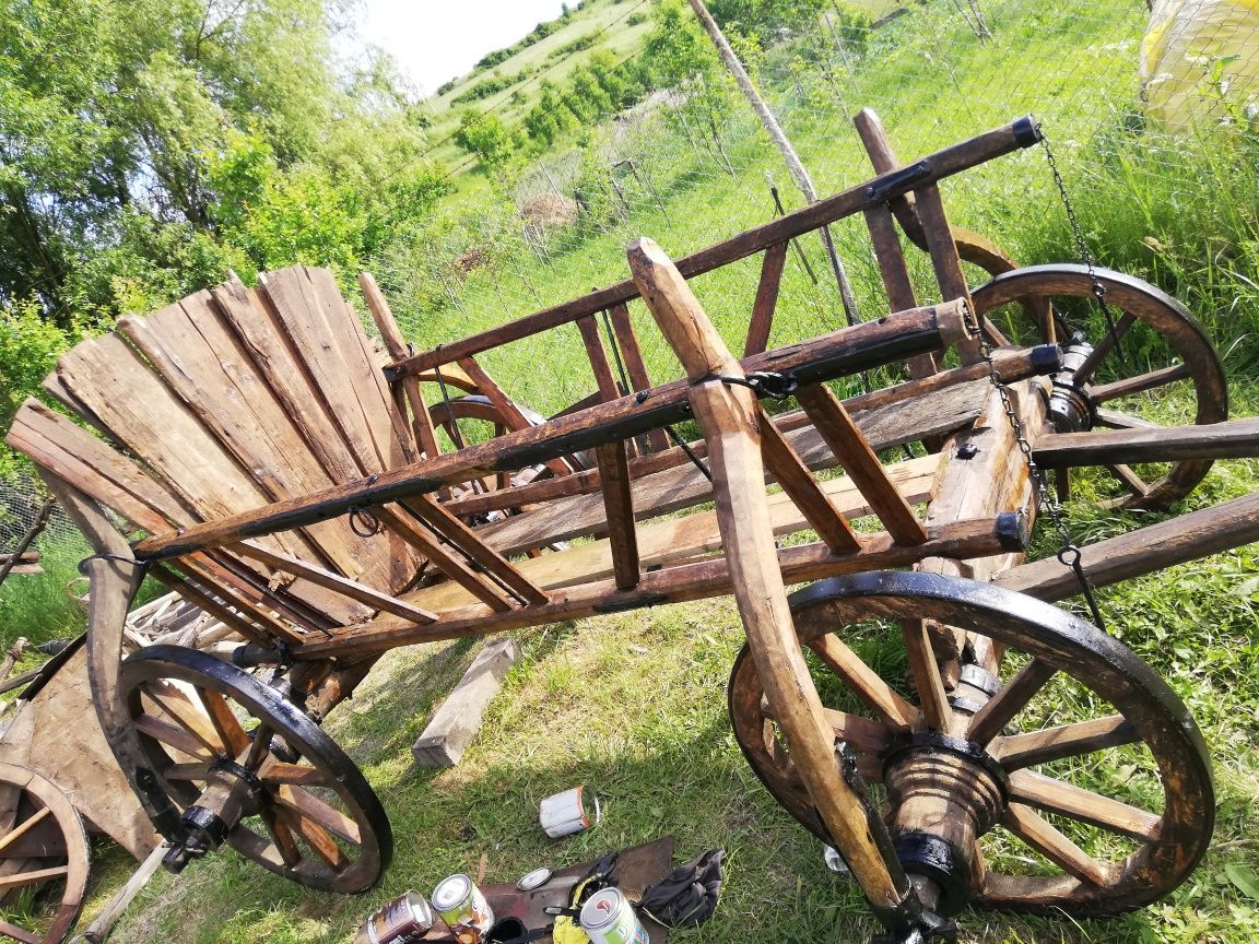 Car vechi rustic conservat în fân