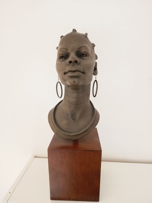 Продавам статуетка, подаръчни кутии