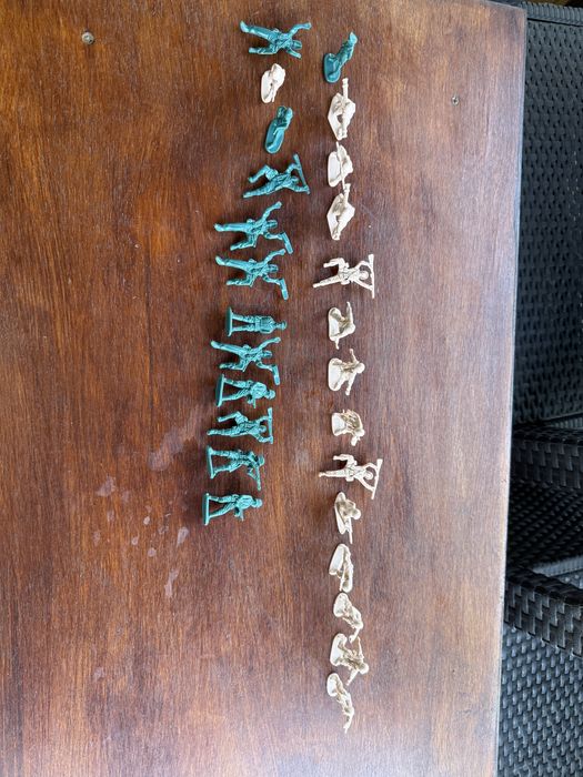 Vând figurine cu militari