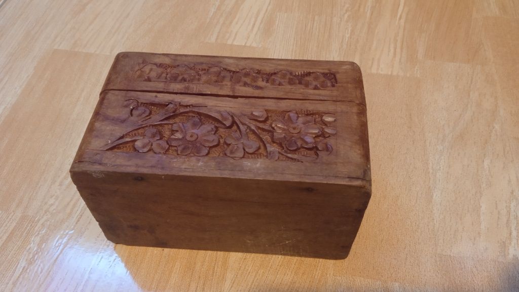 Caseta/Cutie lemn sculptata pentru carti de joc, poker