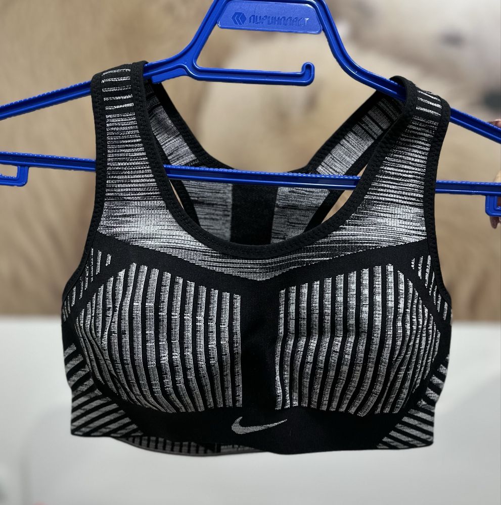 Дамско бюстие на nike flyknit bra