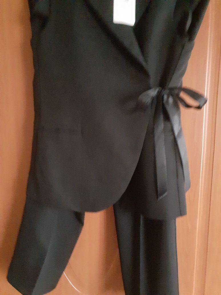 Новый костюм 44-46р,10000т
