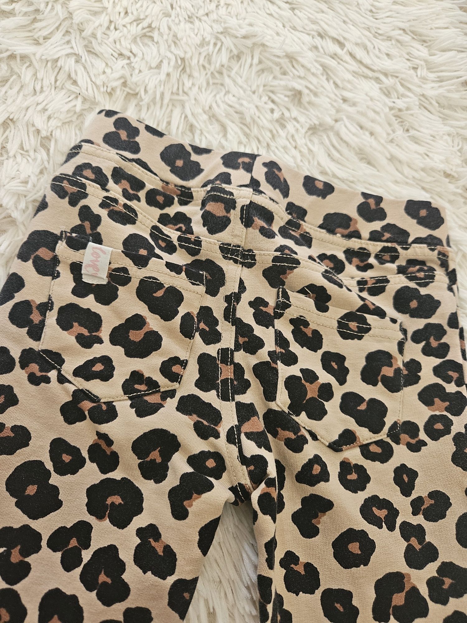 Pantaloni animal print cu buzunare la spate
Marimea 104
H&M
Stare impe