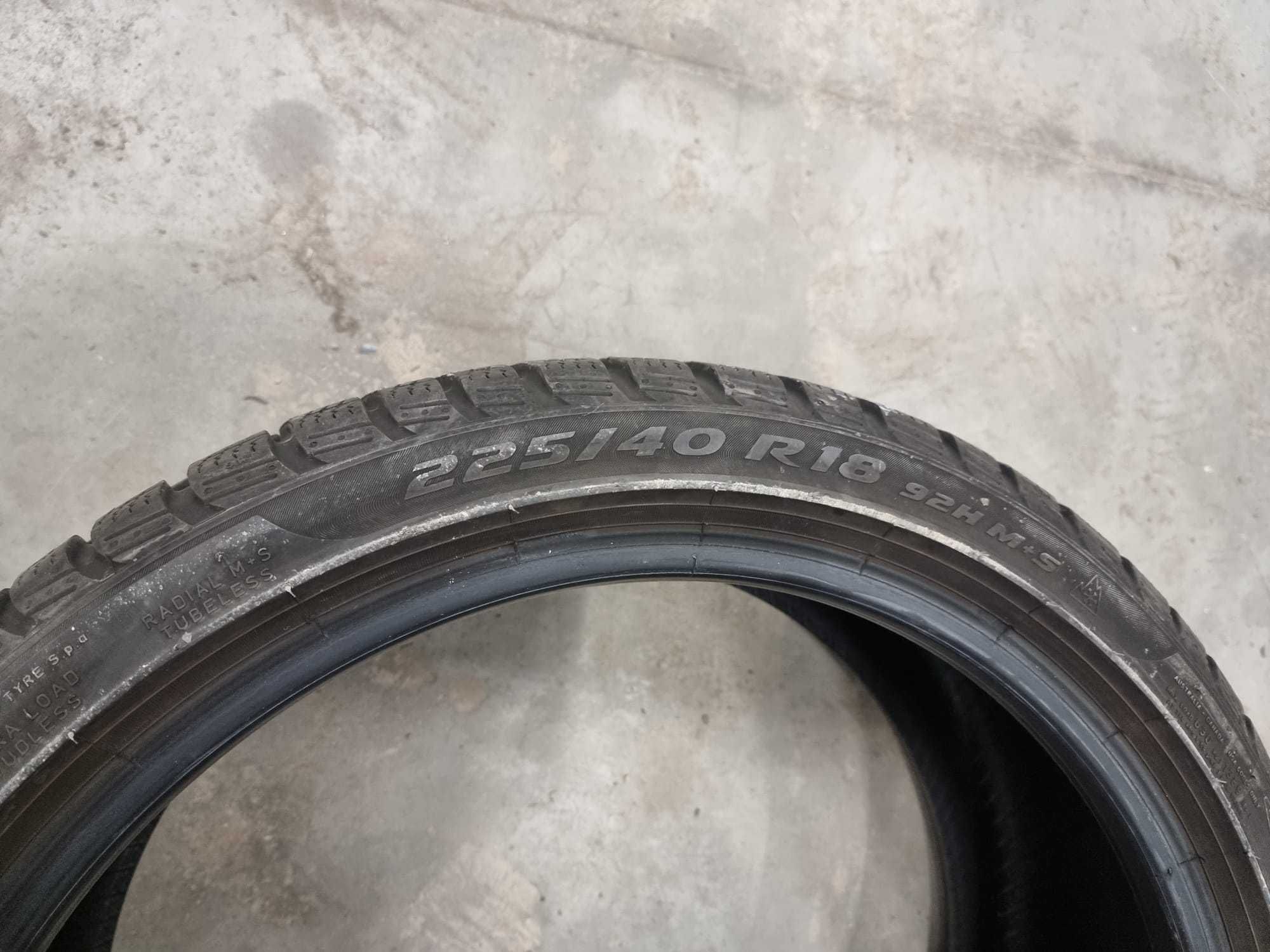 4 Anvelope de IARNA 225.40.18 'Pirelli'; stare foarte buna
