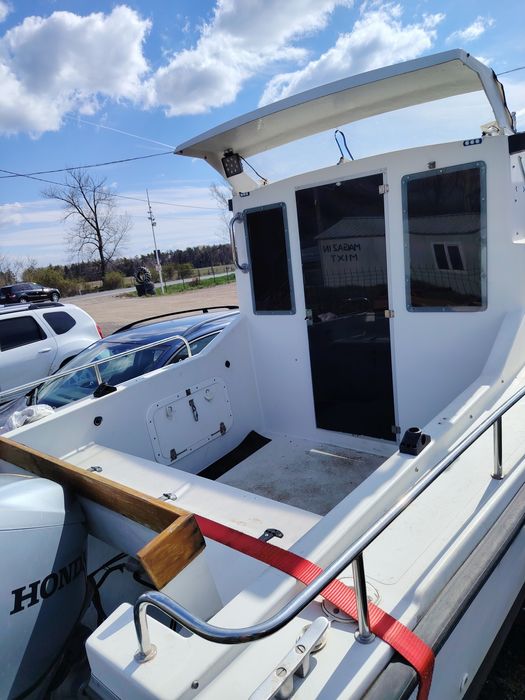 Barca cabinata, Pastenague, model Guppy 560,înmatriculată pe RO