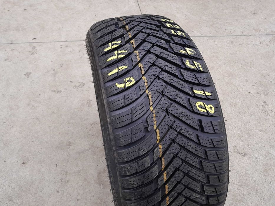 O anvelopa de iarna 225 45 18 nokian watherproof
