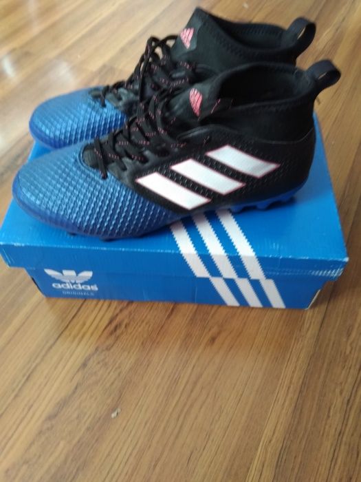 Vând pantofi crampoane Adidas folosiți,stare f bună m.41jumate