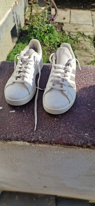 Vând încălțăminte adidas