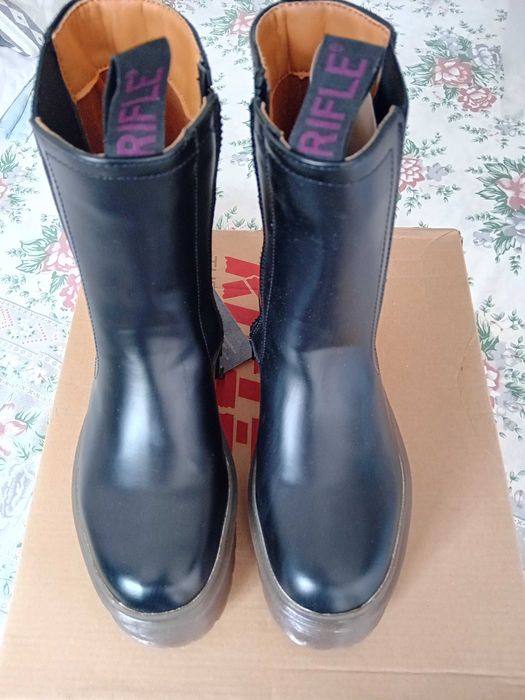 Rifle/Carmela  N38 нови боти-ботуши