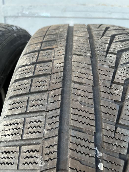 4 бр. зимни гуми 235/45/19 Hankook DOT 1718 4-4,5 mm