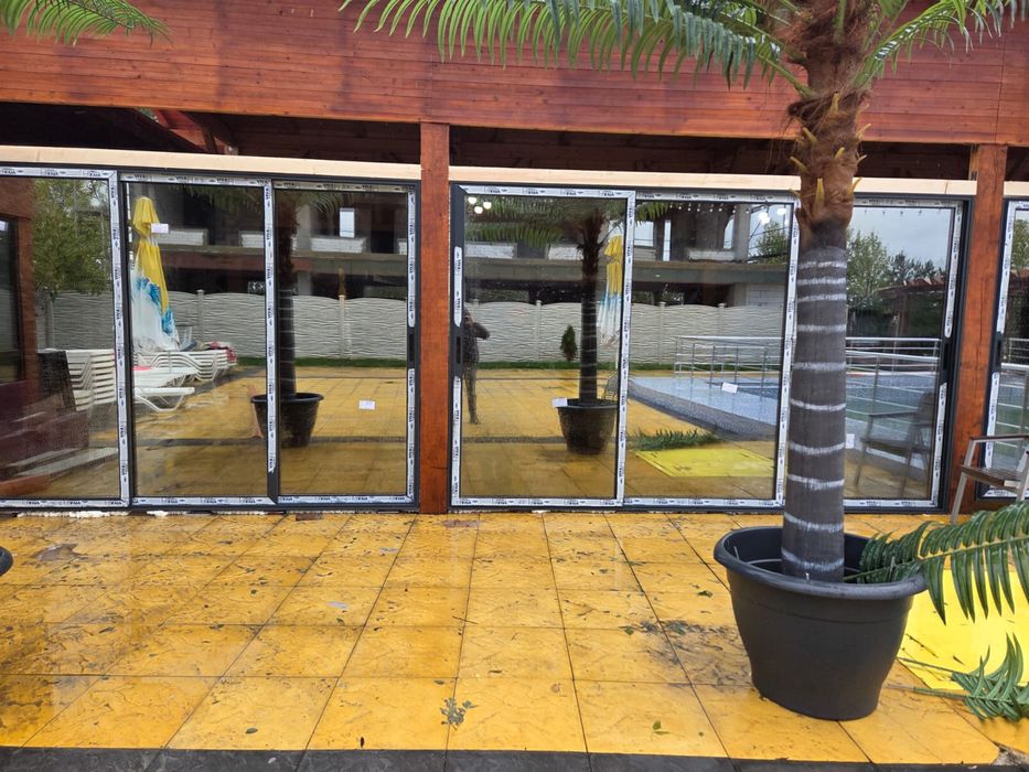 Inchderi terase cu usi glisante din aluminiu cu geam termopan