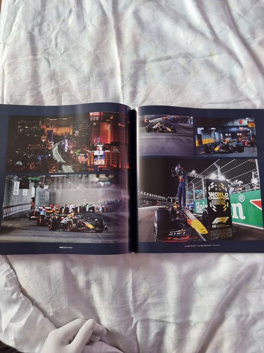 Max Verstappen red bull book championship F1 2021 и 2024 world champio