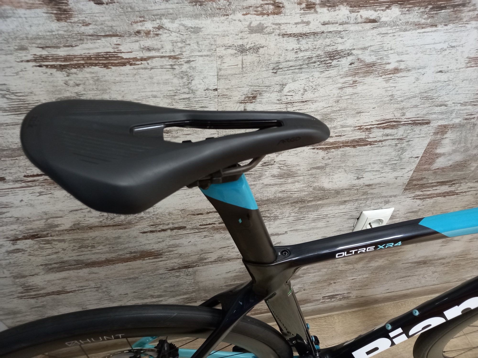 Карбонов шосеен велосипед Bianchi Oltre XR4 Disc Ultegra Di2 12 Hunt